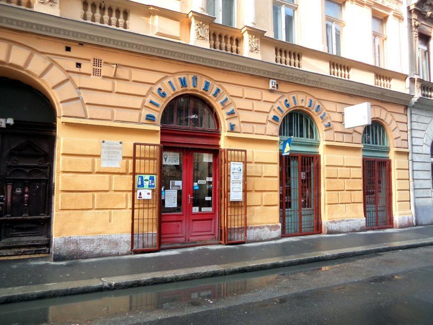 Digiműhely – HelloLED bejárat